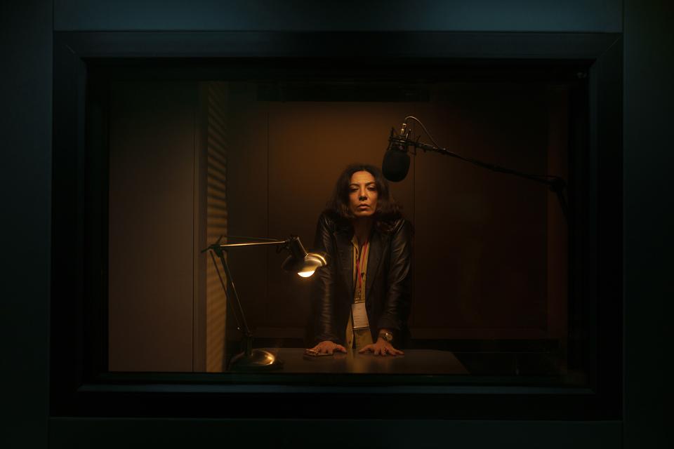 The booth remains the same.
Same microphone. Same glass. Same silence.
But the light hardens. Shadows close in.
A desk lamp cuts through the dark like an interrogation beam.
Voices lower. Truth becomes fragile.
HYPERCAST — one room, infinite worlds.
Tonight, crime.